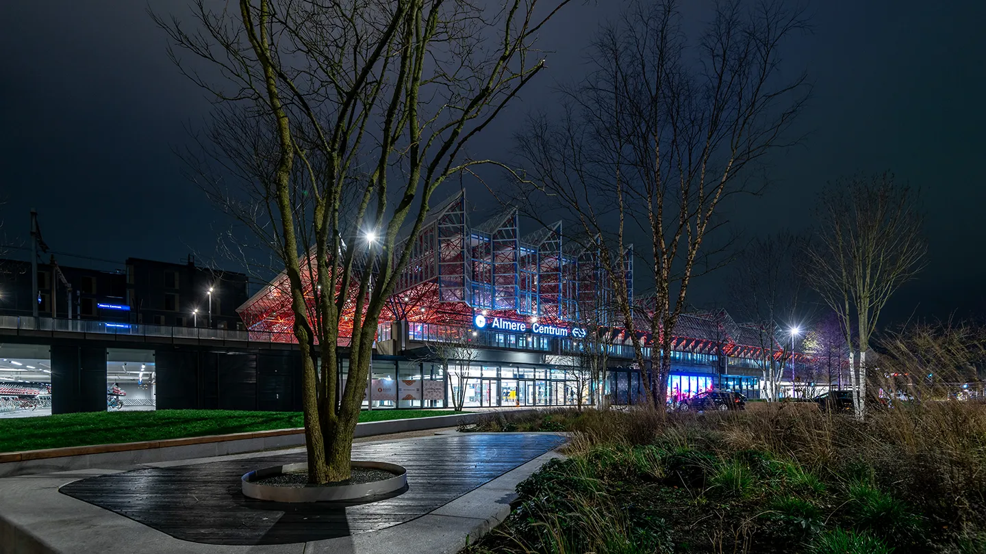 gevel station Almere Mandeleplein