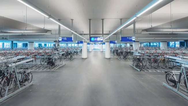 hoofdgangpad fietsenstalling, een ruime fietsenstalling met aangename verlichting